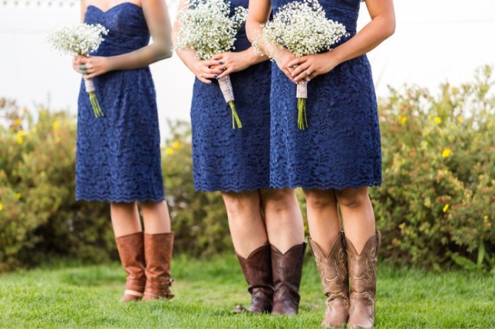 Novias botas cowgirl camperas styled novia wearing vaquera otoño weddingomania weddingforward